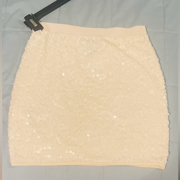 NWT BCBG Maxazria Percy White Sequin Scalloped Miniskirt SZ XSmall! - Picture 2 of 9